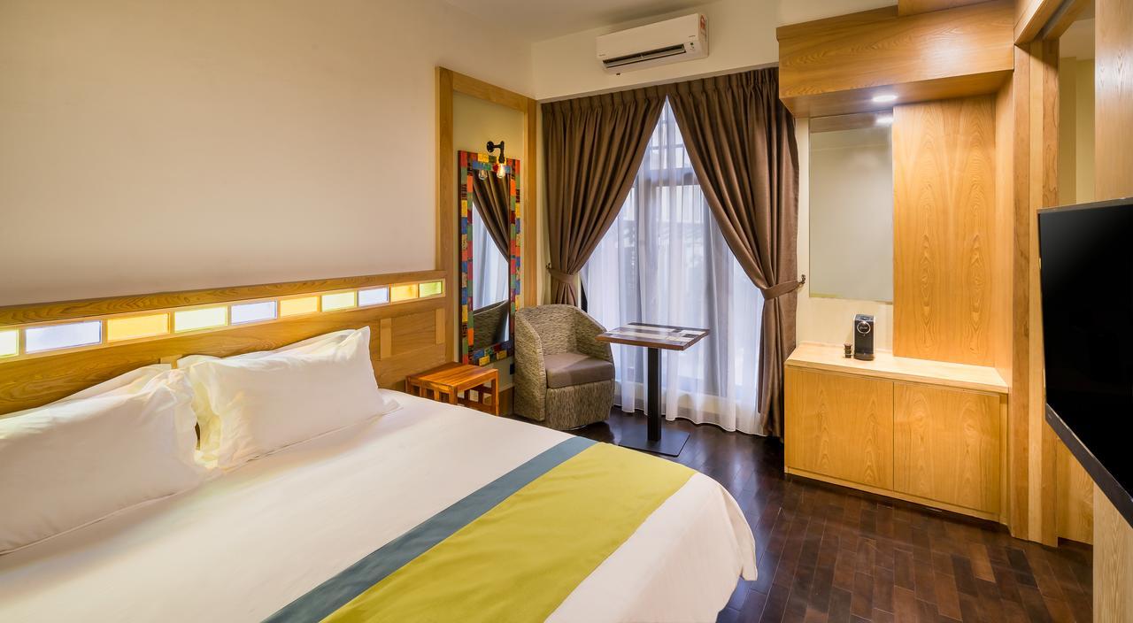 Treasures Hotel And Suites Малакка Экстерьер фото