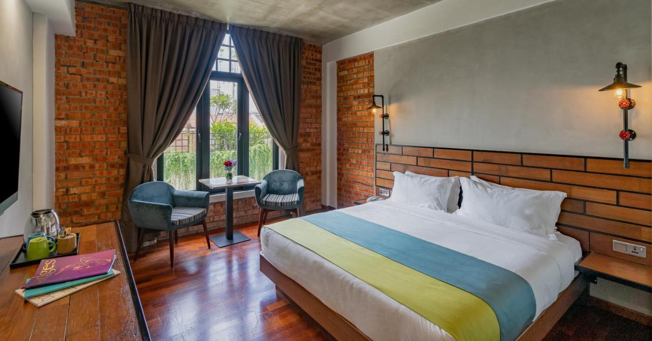 Treasures Hotel And Suites Малакка Экстерьер фото